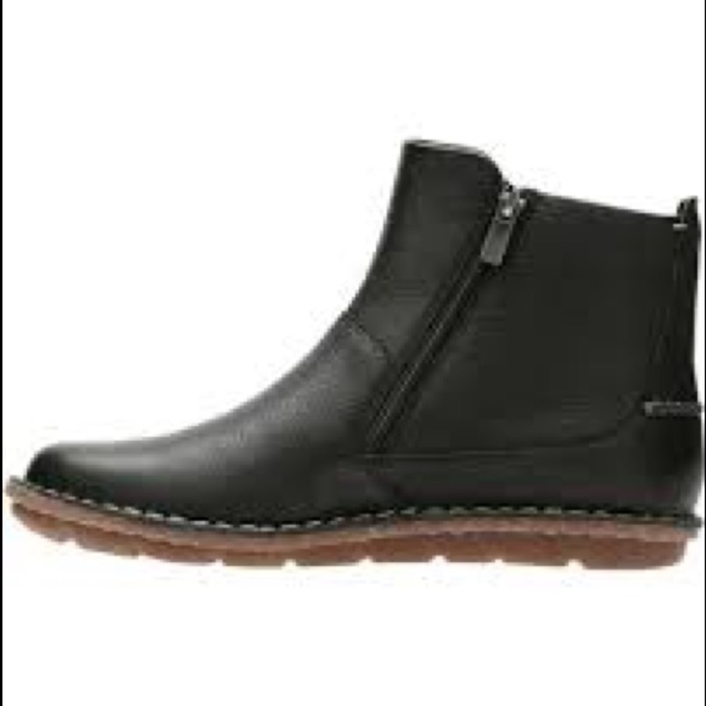 Brand new Clarks Tamitha booties in 8-1/2 W